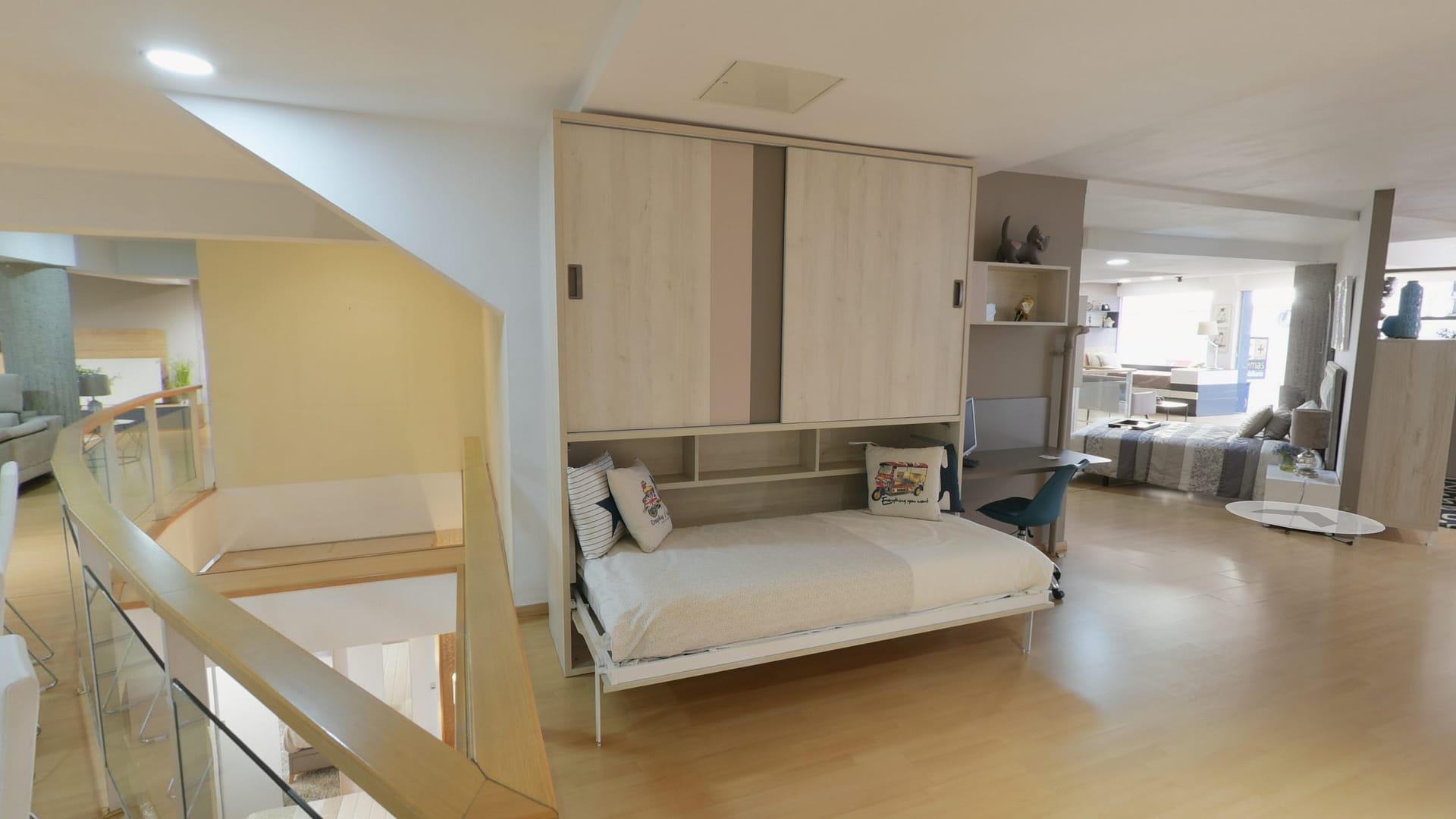 Tienda de Muebles en Barcelona, mobiliario a medida y diseño - Temas Mobiliario Mueble con cama abatible horizontal y armario superior en madera clara, ideal para habitaciones juveniles pequeñas en Hospitalet